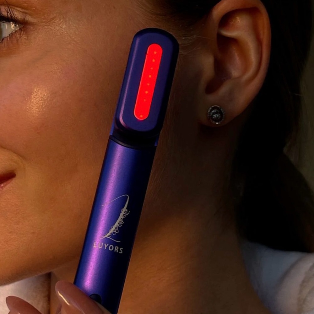 Chromoglow skincare wand